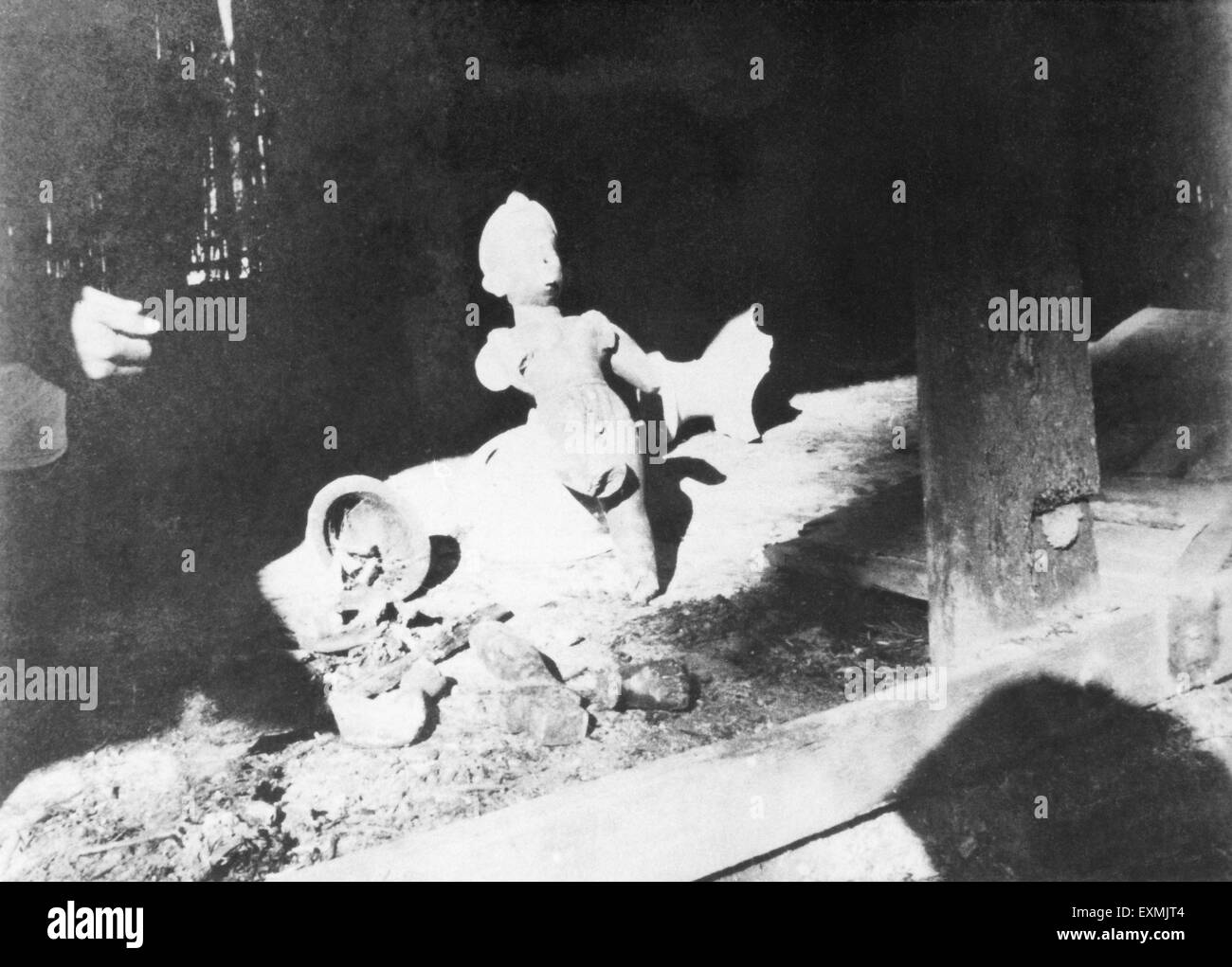 Le divinità danneggiate causate da rivolte tra indù e musulmani a Noakhali East Bengala ; novembre 1946 ; India Asia Asian Indian hindu mussulmani sommossa ; vecchio quadro vintage del 1900 Foto Stock