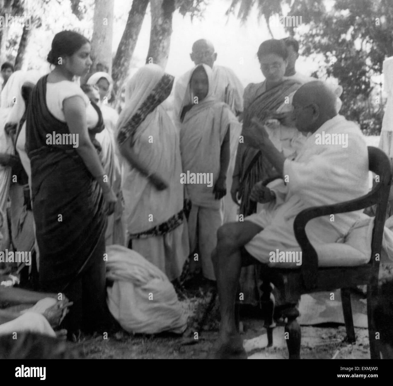 Il Mahatma Gandhi incontro donne che piangevano scontri tra indù musulmani in Noakhali Bengala Orientale Novembre 1946 Sucheta Kripalani Foto Stock