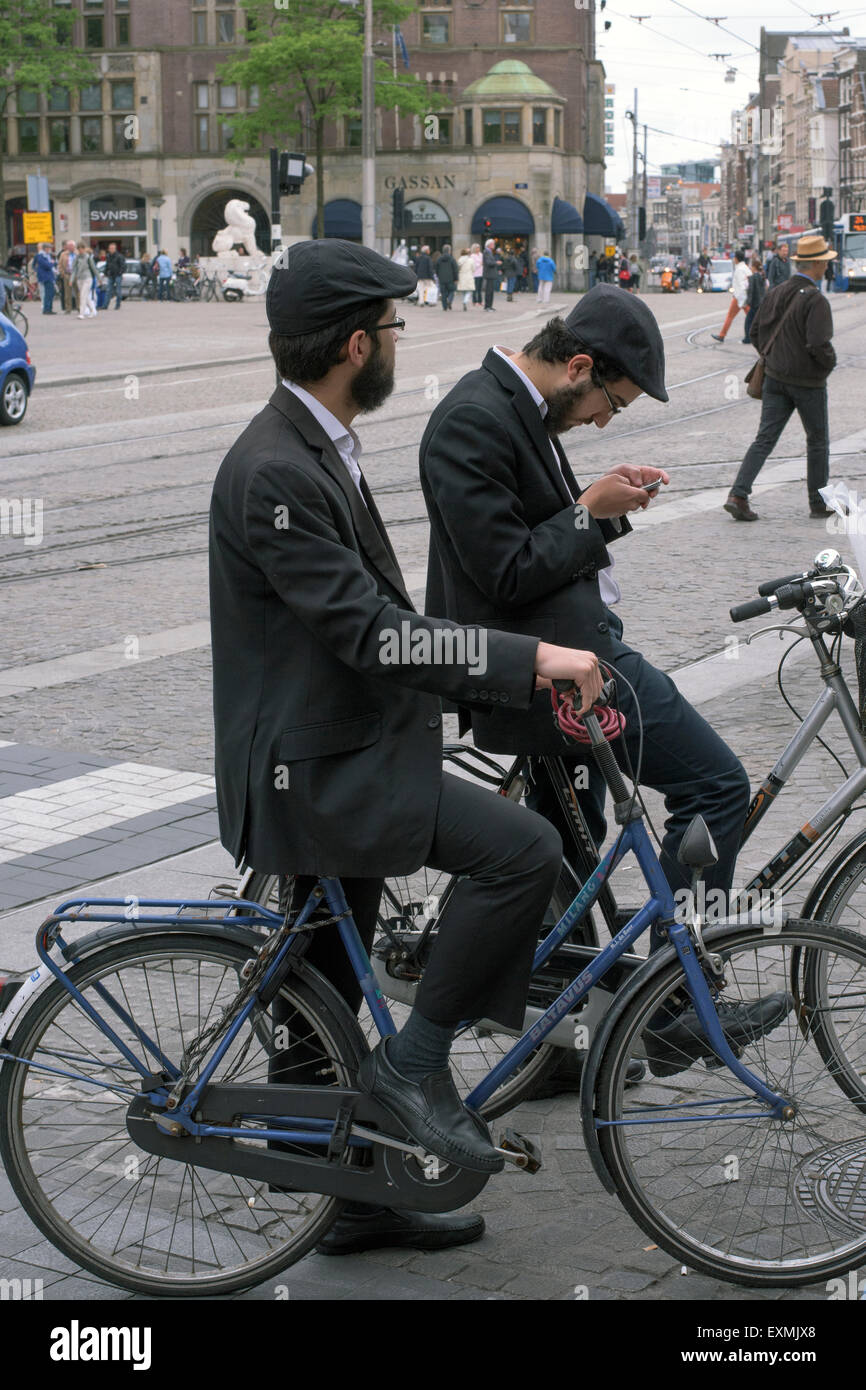 Turisti casuali in prossimità o su Piazza Dam e il Palazzo Reale nel centro della città di Amsterdam, Olanda, Paesi Bassi Foto Stock