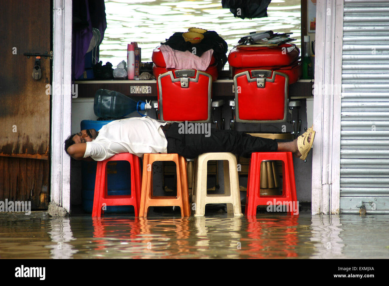 Alluvioni piovose monsoniche, barbiere sommerso allagato strada, Bombay, Mumbai, Maharashtra, India, Asia Foto Stock