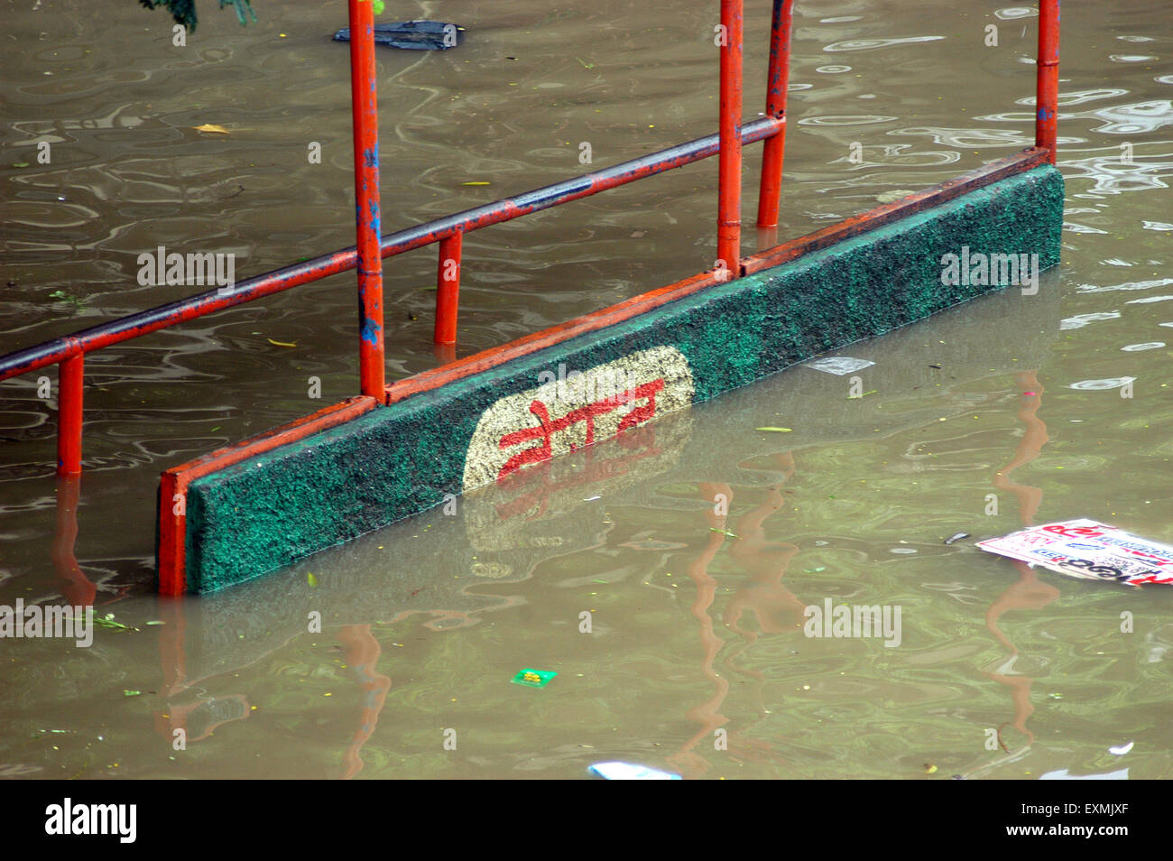 Alluvioni piovose monsoniche, MIGLIOR fermata di autobus sommerso allagato strada, Bombay, Mumbai, Maharashtra, India, Asia Foto Stock