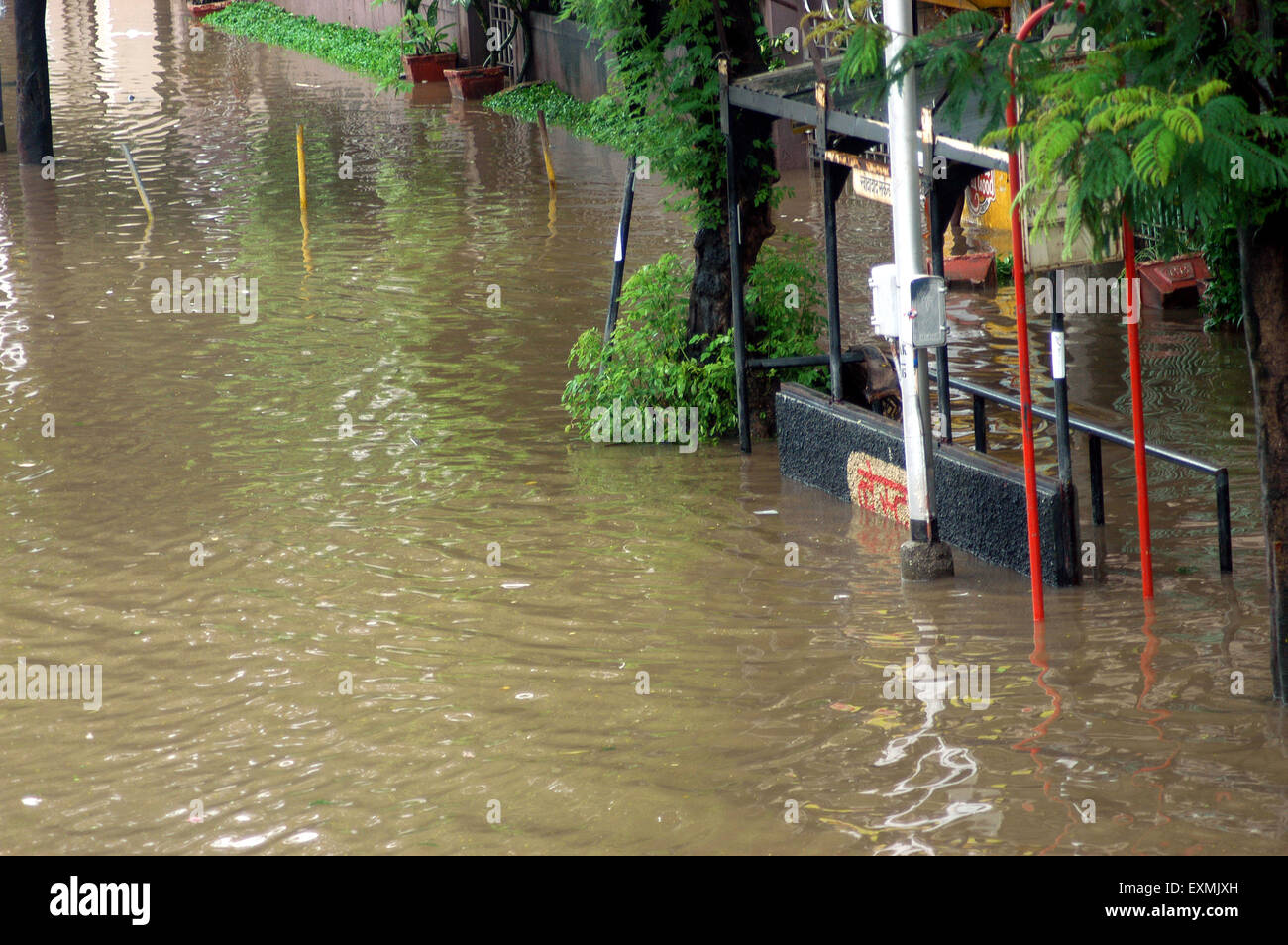 Alluvioni piovose monsoniche, MIGLIOR fermata di autobus sommerso allagato strada, Bombay, Mumbai, Maharashtra, India, Asia Foto Stock