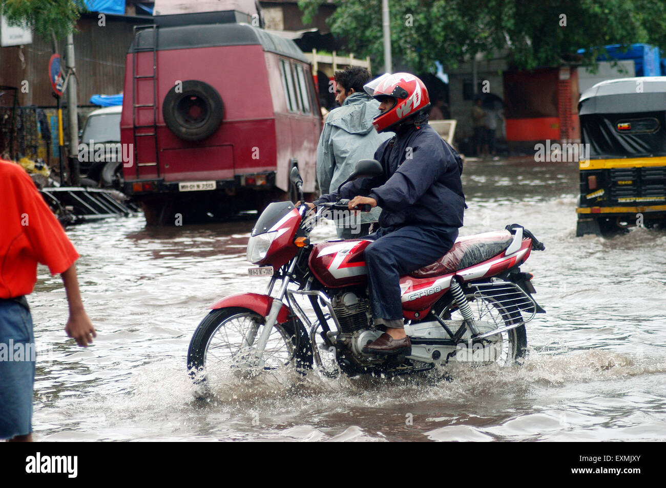 Inondazioni piovose monsoniche, moto su strada allagata, Bombay, Mumbai, Maharashtra, India, Asia Foto Stock