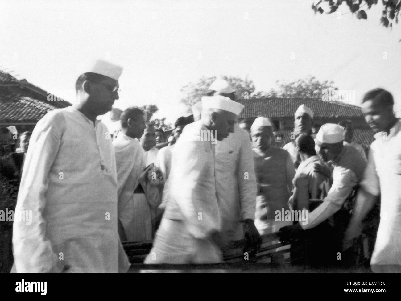 Jawaharlal Nehru (c) con Kamalnayan Bajaj (figlio più anziano di Jamnalal Bajaj) e gli altri a Sevagram Ashram ; Marzo 1948 n. MR Foto Stock