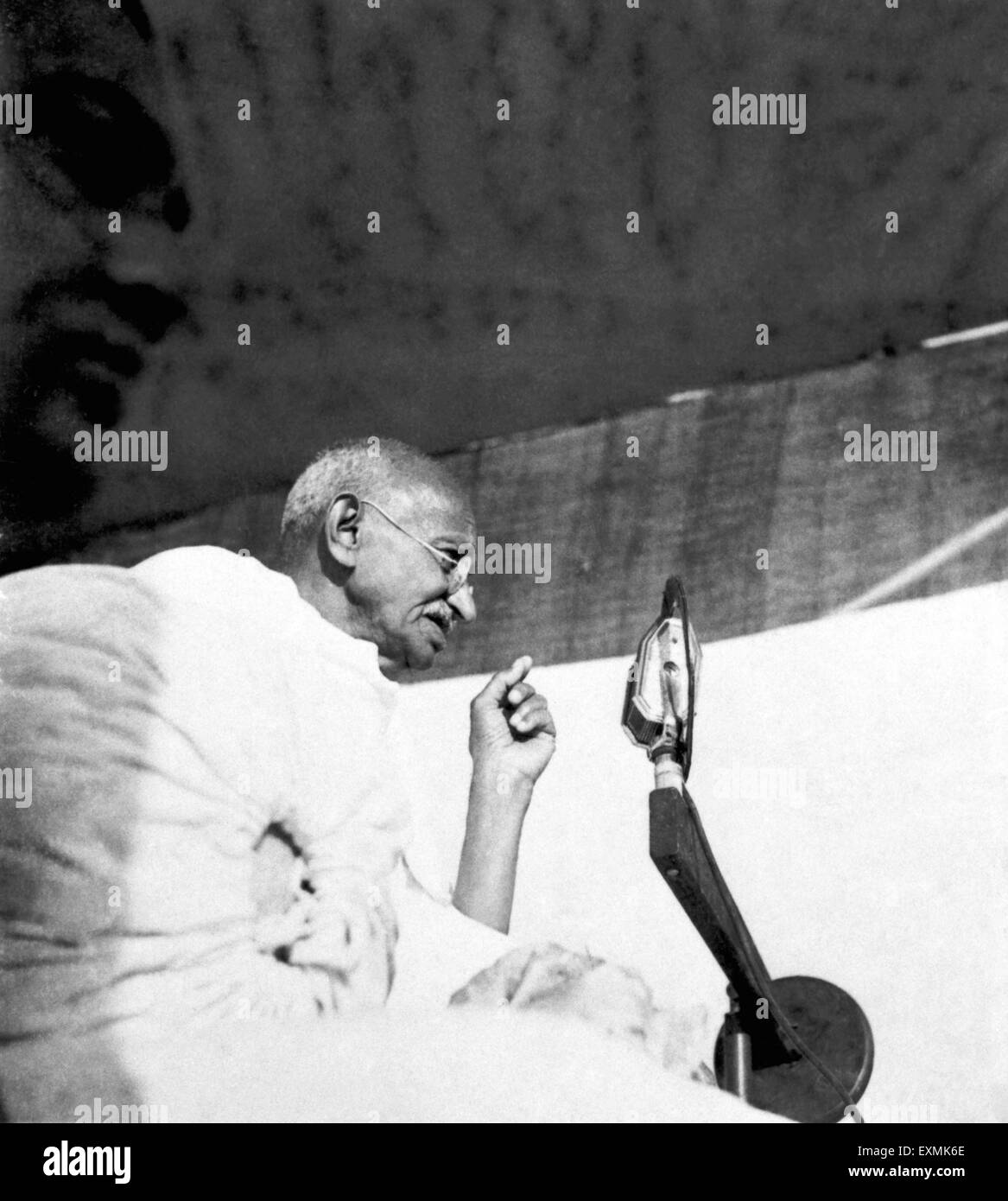 Il Mahatma Gandhi parlando in un microfono a una riunione di massa nel Bengala ; 1945 n. MR Foto Stock