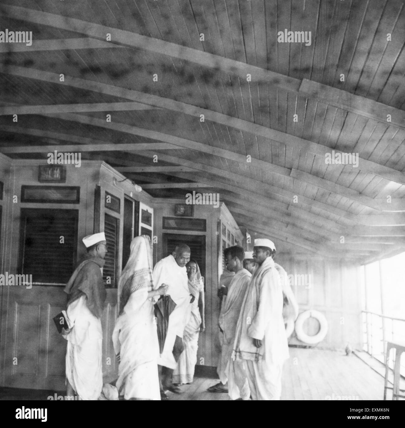 Il Mahatma Gandhi e altri a bordo sul modo per Midnapur (Bengala Orientale) ; Dicembre 1945 n. MR Foto Stock