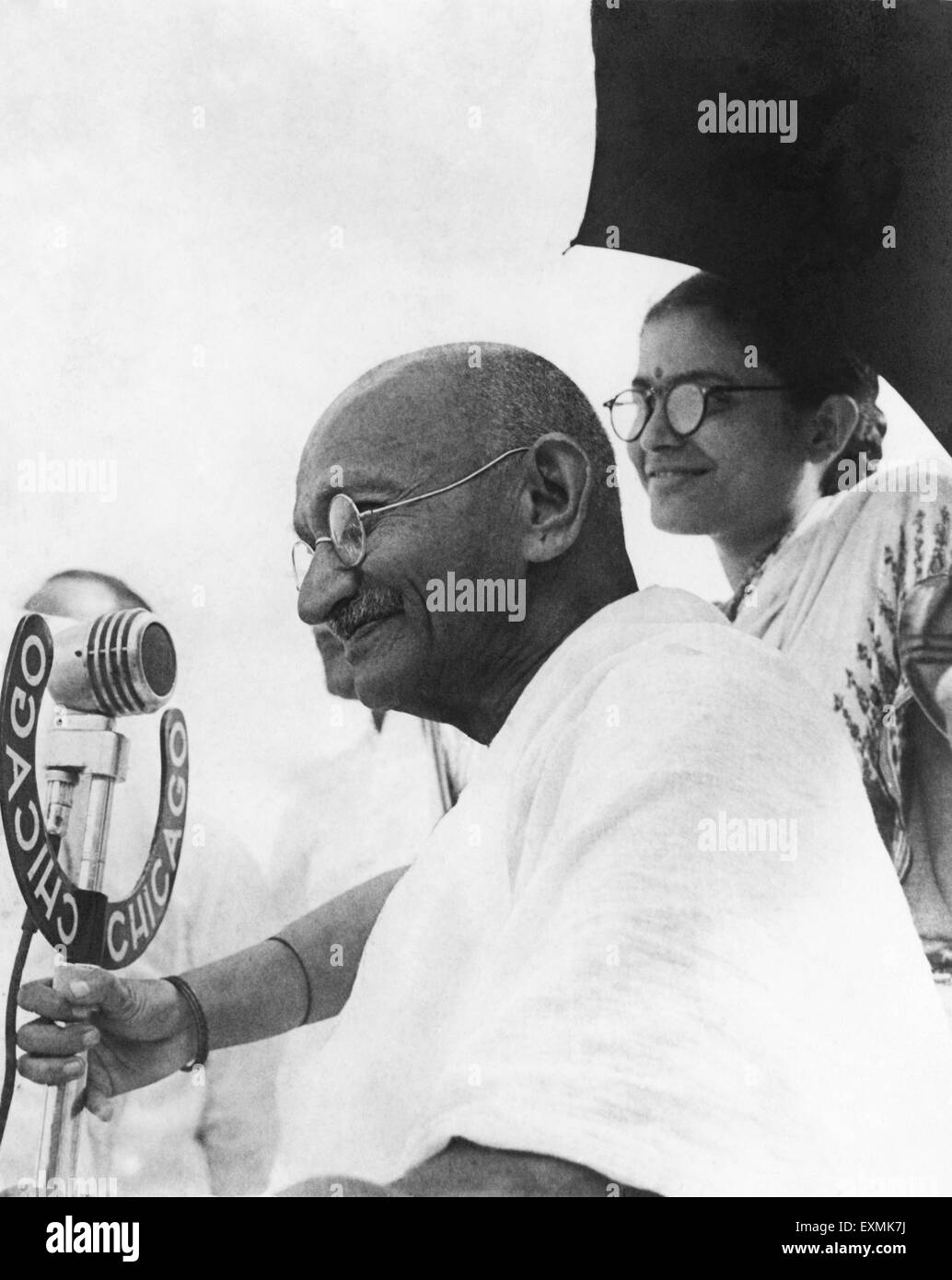 Il Mahatma Gandhi parlando in un microfono a Pune ; 1944 ; Abha Gandhi n. MR Foto Stock