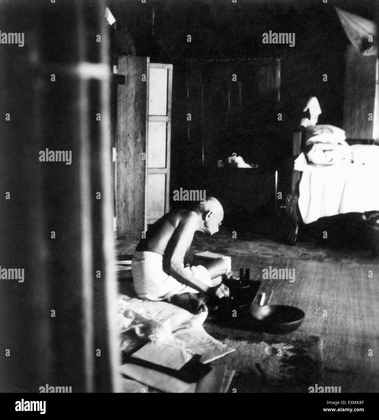 Il Mahatma Gandhi ; la filatura all'interno di un edificio a Chaumuhani Noakhali Bengala Orientale ; xx novembre 1946 ; India n. MR Foto Stock