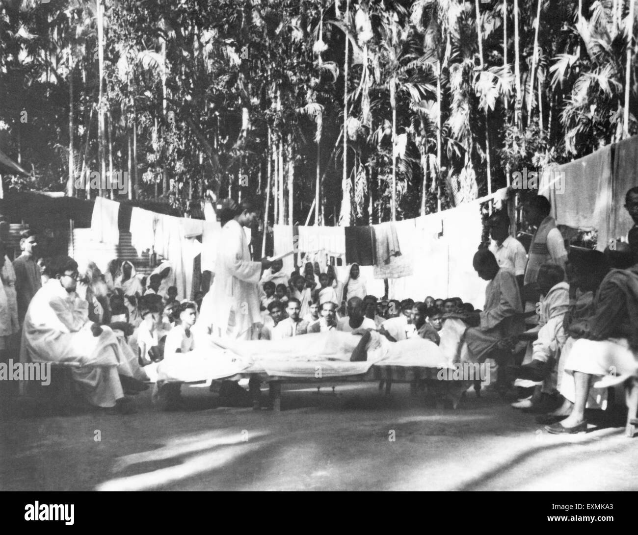 Il Mahatma Gandhi prendendo riposo durante la sua marcia attraverso la sommossa area colpita di Noakhali Bengala Orientale ; novembre Foto Stock