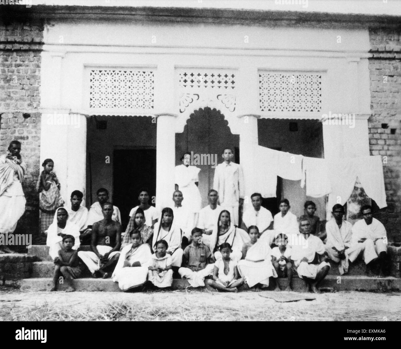 Amtus Salam e la gente dei villaggi in tumulto area colpita di Noakhali Bengala Orientale ; Novembre 1946 ; India n. MR Foto Stock