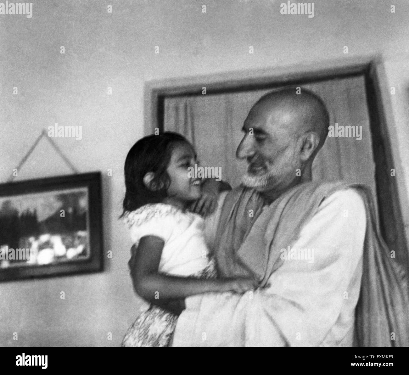 Khan Abdul Gaffar Khan con la nipote Mahatma Gandhi, Poona, Pune, 1944, India, Asia, vecchia immagine del 1900 vintage Foto Stock