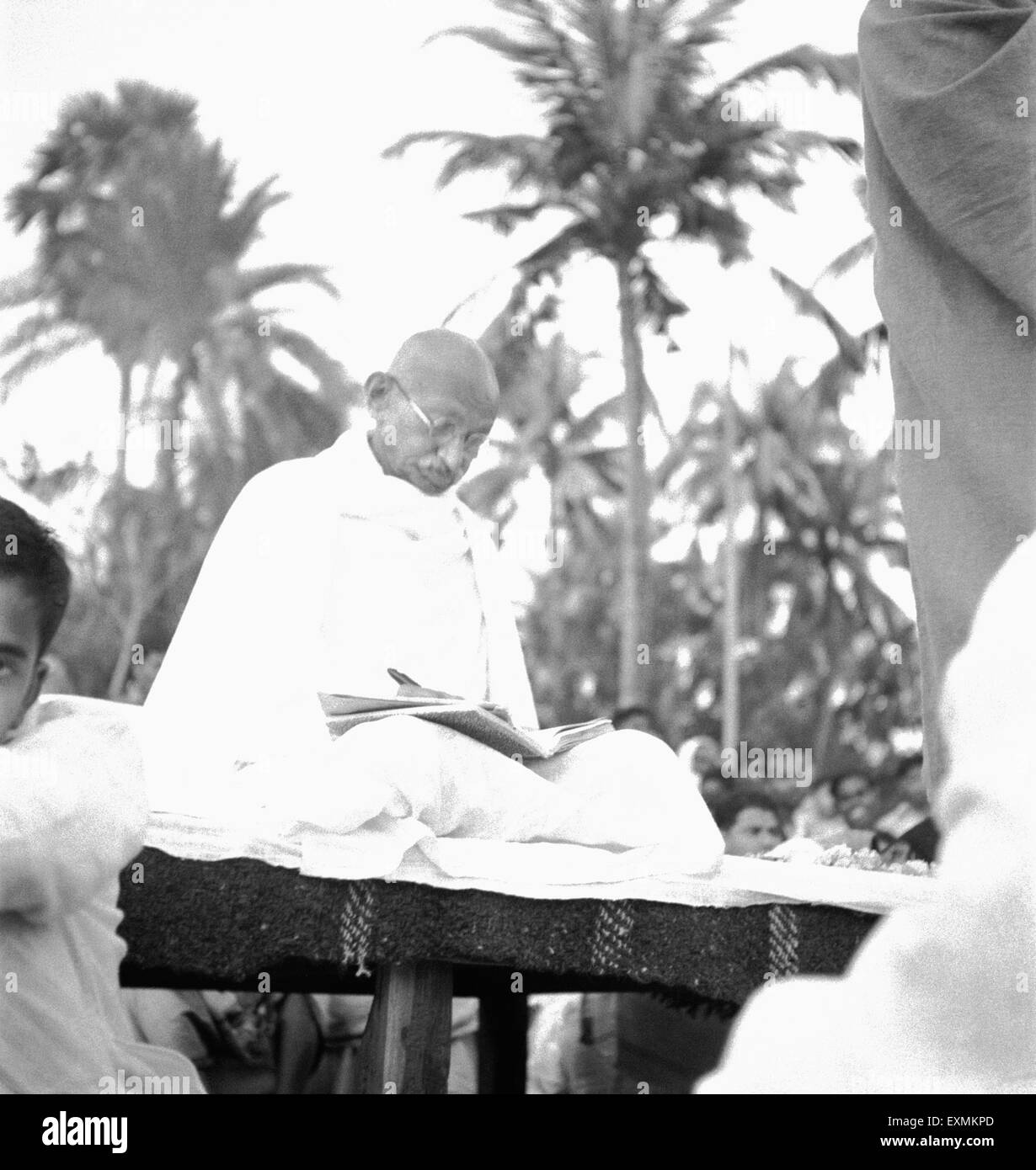 Il Mahatma Gandhi durante un incontro di preghiera, durante la sua visita del tumulto effettuata area di Noakhali Bengala Orientale ; novembre Foto Stock