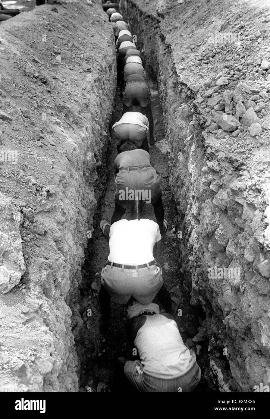 Operai piegare in una linea che gettano una metropolitana ad alta tensione elettrica a filo del cavo a Bombay ora Mumbai Foto Stock