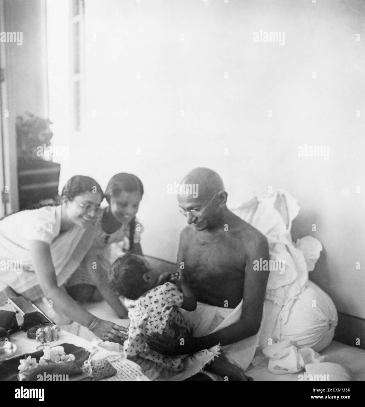 Il Mahatma Gandhi giocando con Aruna Desai Birla House ; Mumbai ; 1944 ; Abha Gandhi Nirupama ; Foto Stock