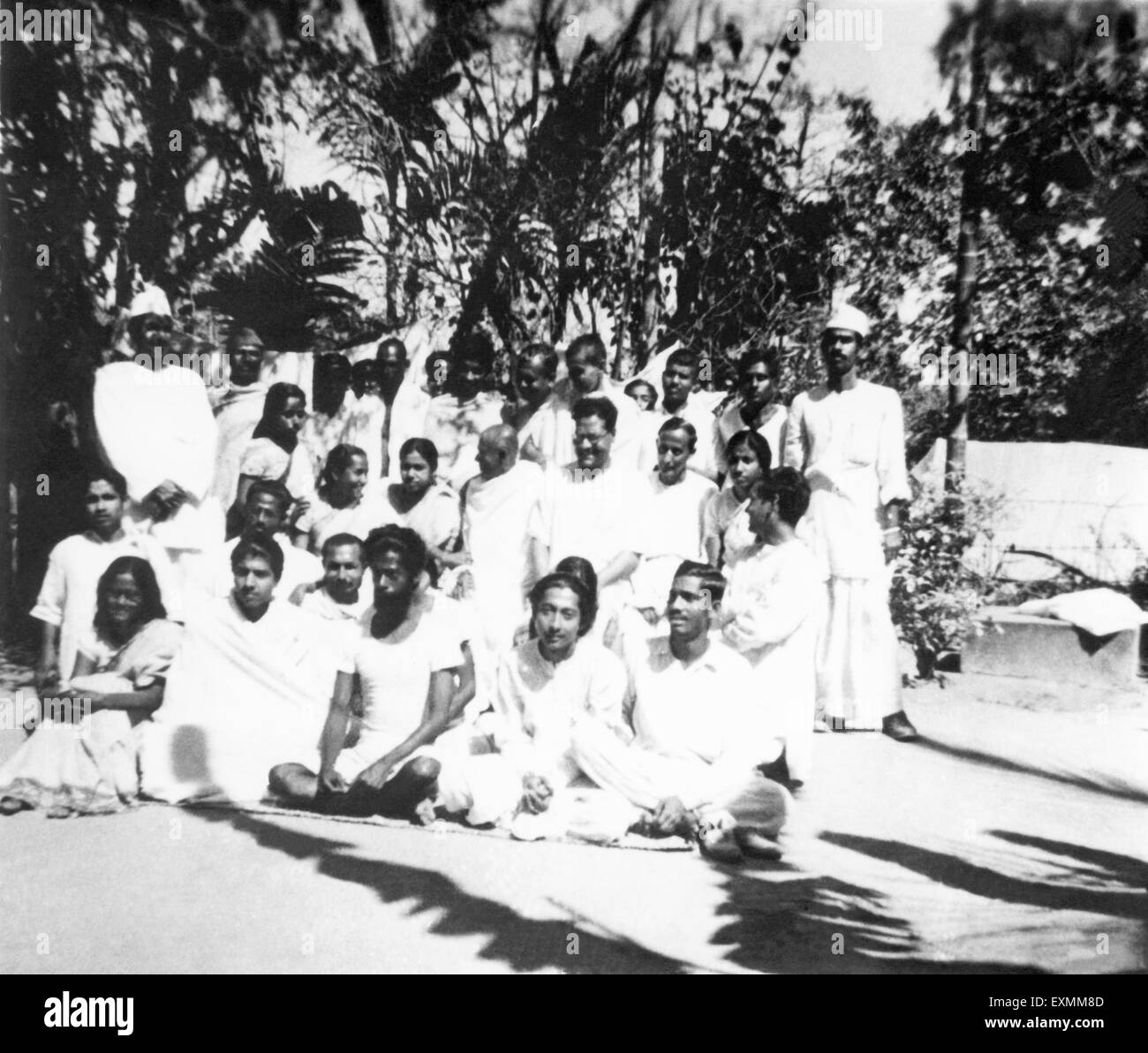 Lavoratori del campo Gandhi per lavoro di soccorso a Noakhali con il loro capitano ; Satish Das Gupta ; al centro ; novembre 1946 ; vecchia immagine d'annata 1900s Foto Stock