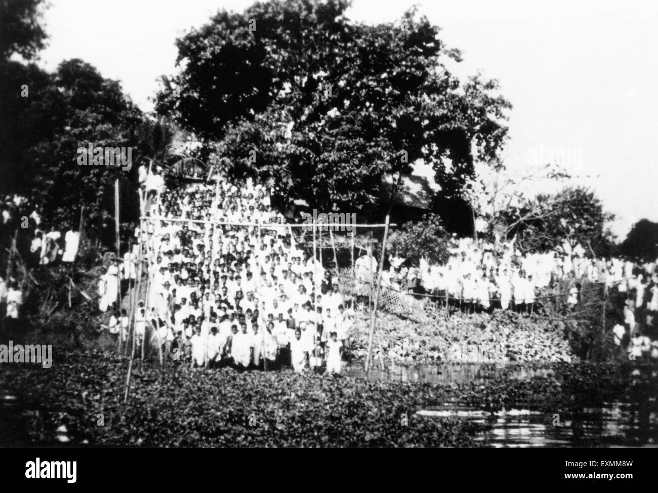 Mahatma Gandhi ceneri immerse nel fiume Ganga, Dhaka, Bengala, febbraio 1948, India, Bangladesh, Asia, vecchia immagine del 1900 Foto Stock