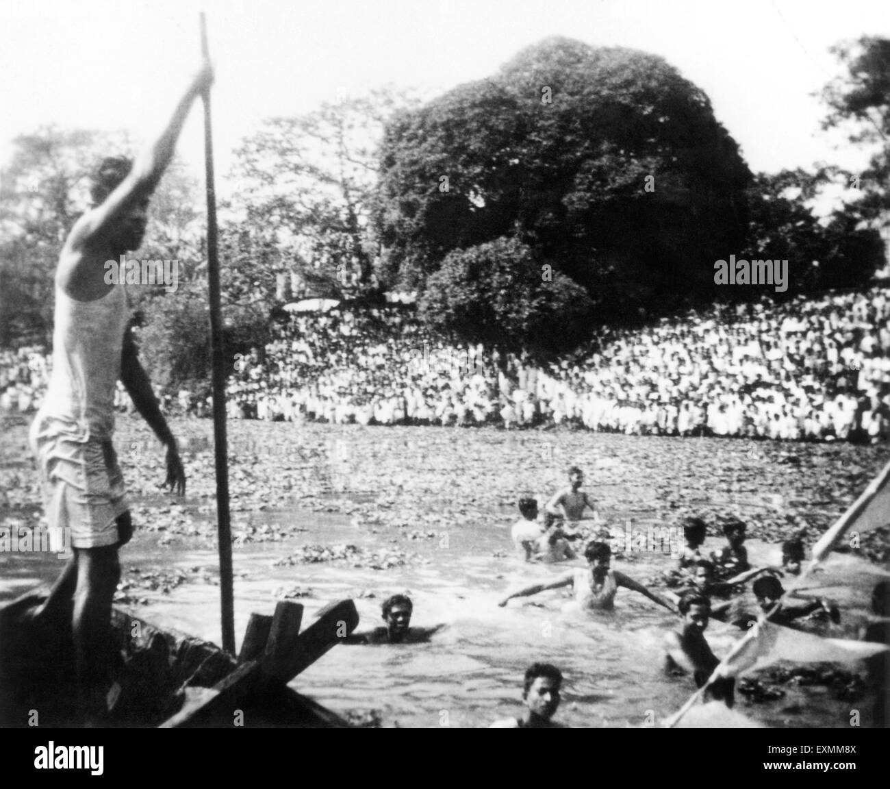 Mahatma Gandhi ceneri immerse nel fiume Ganga, Dhaka, Bengala, febbraio 1948, India, Bangladesh, Asia, vecchia immagine del 1900 Foto Stock