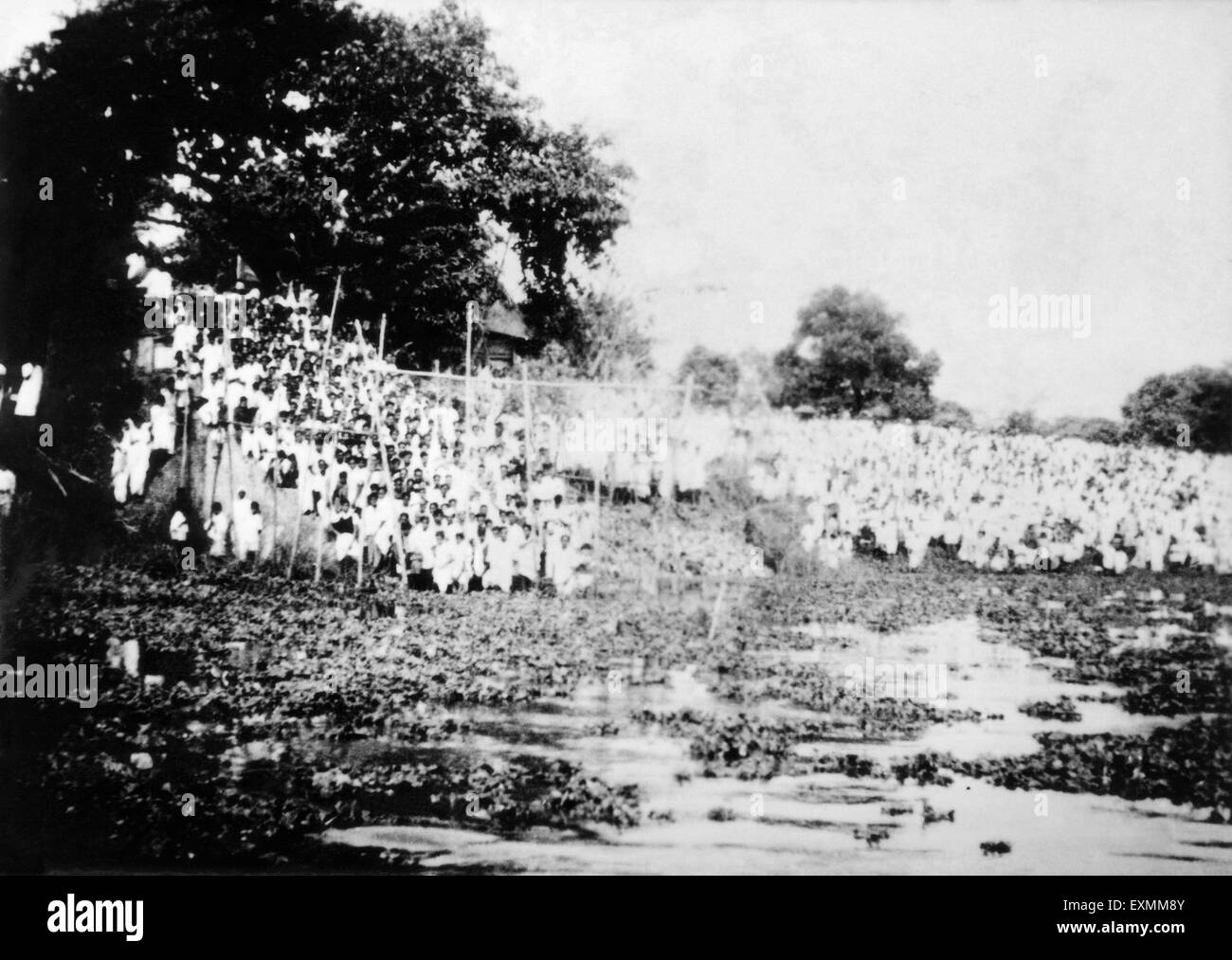 Mahatma Gandhi ceneri immerse nel fiume Ganga, Dhaka, Bengala, febbraio 1948, India, Bangladesh, Asia, vecchia immagine del 1900 Foto Stock