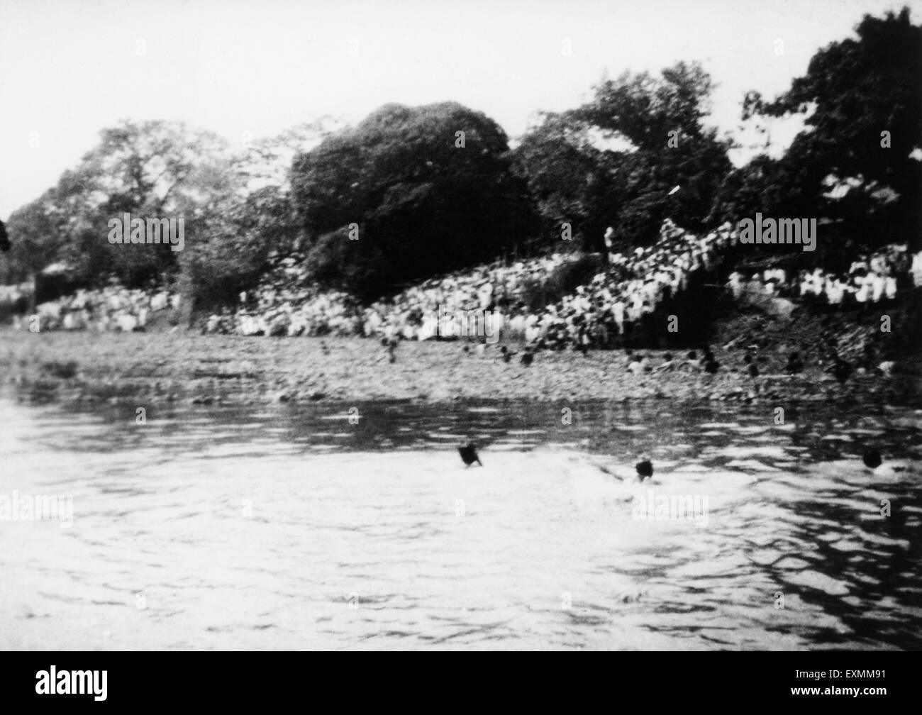 Mahatma Gandhi ceneri immerse nel fiume Ganga, Dhaka, Bengala, febbraio 1948, India, Bangladesh, Asia, vecchia immagine del 1900 Foto Stock