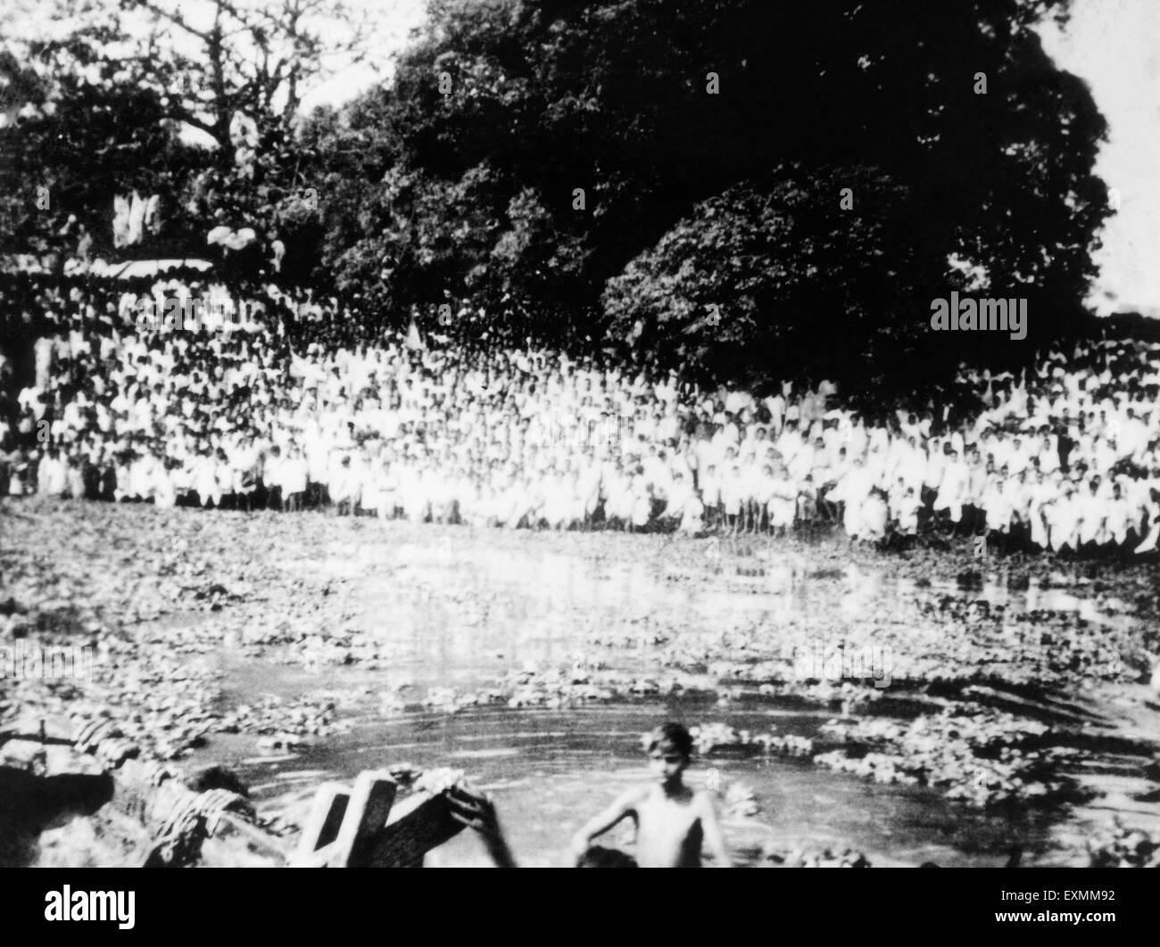 Mahatma Gandhi ceneri immerse nel fiume Ganga, Dhaka, Bengala, febbraio 1948, India, Bangladesh, Asia, vecchia immagine del 1900 Foto Stock