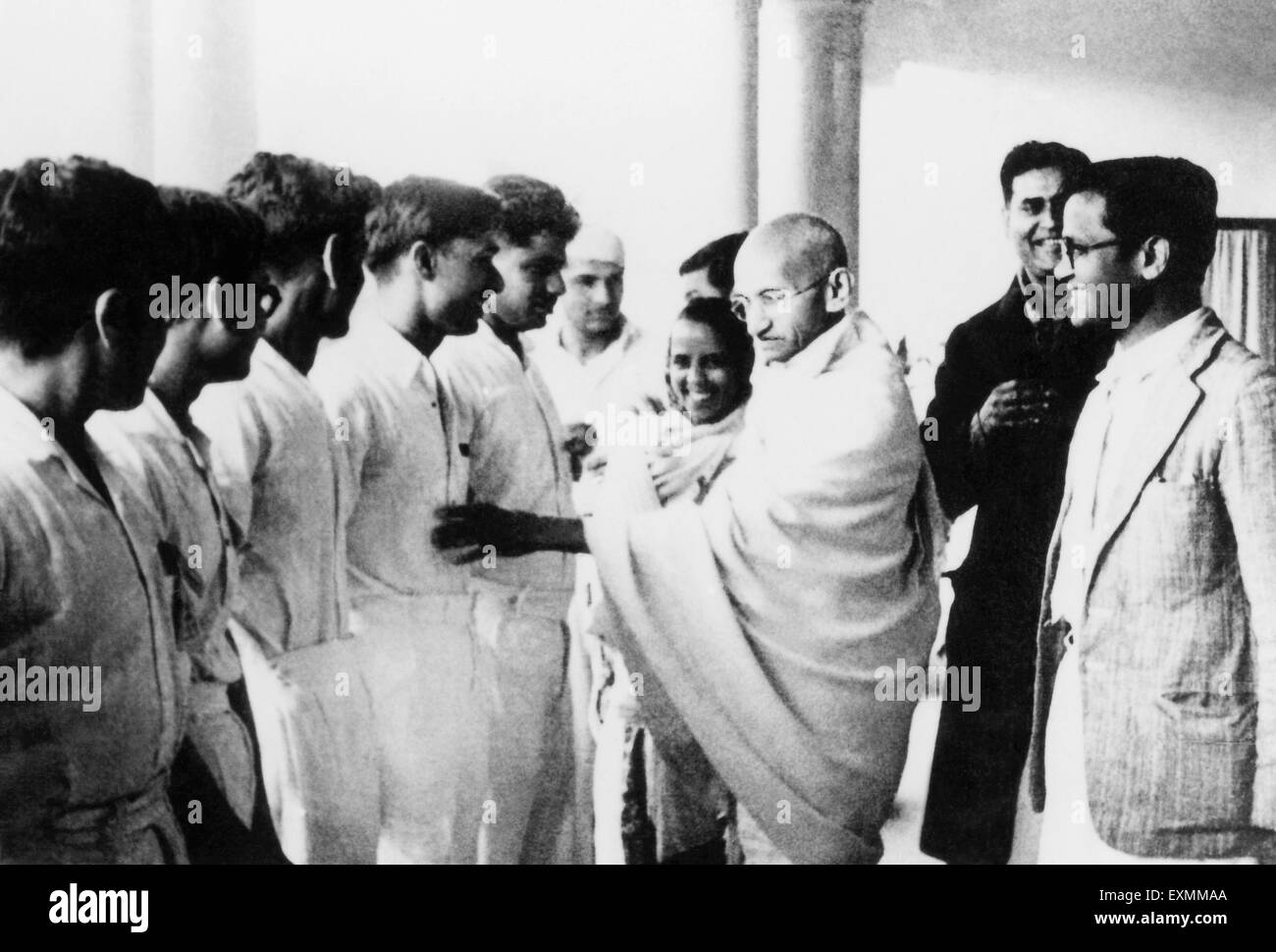 Il Mahatma Gandhi a parlare con i giovani uomini India 1946 Foto Stock
