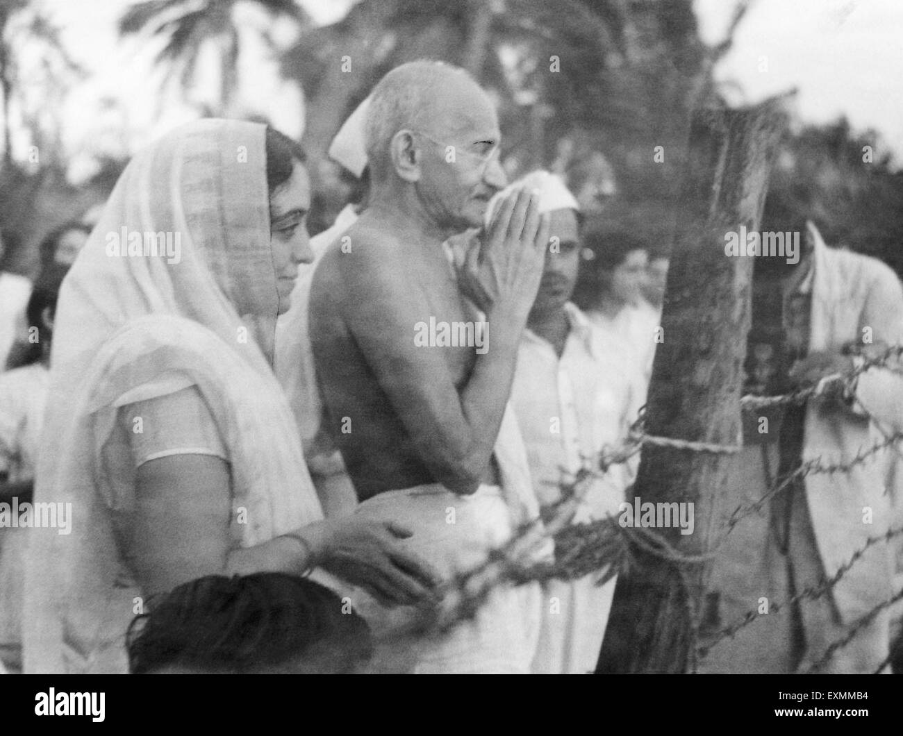 Sumati Morarjee e Mahatma Gandhi salutano le persone a Juhu Beach Bombay Mumbai Maharashtra India Asia Maggio 1944 vecchia foto d'annata 1900s Foto Stock