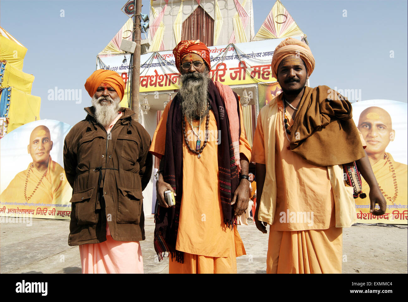 Santi Sadhus affiliata Swami Awadeshanand Giriji Maharaj pongono fotografie Ardh Kumbh Mela Festival religiosi di Allahabad Foto Stock