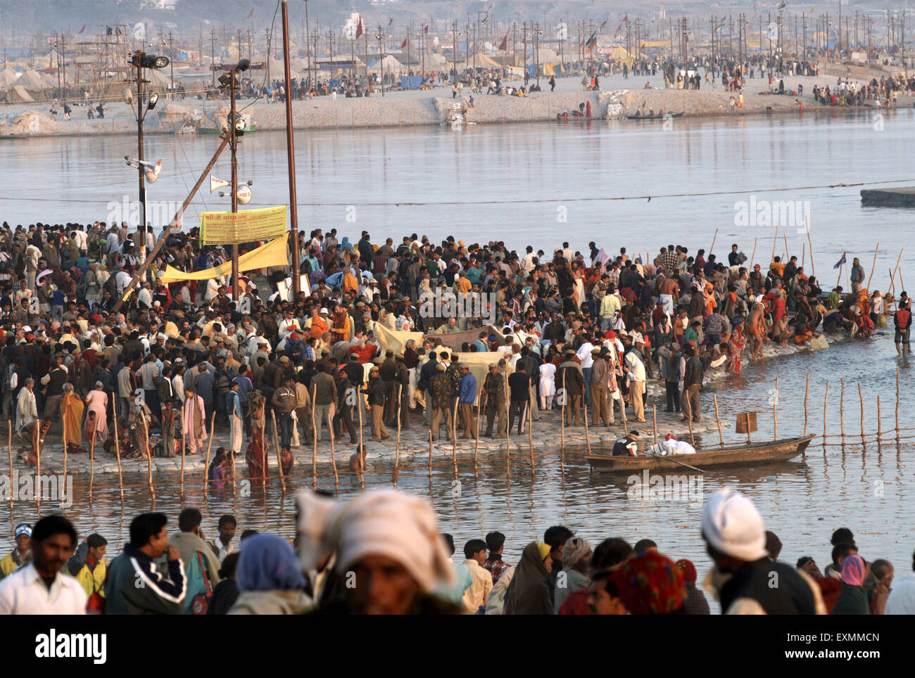 Pellegrini devoti raccogliere la confluenza del Gange Yamuna mitico Saraswati fiumi Ardh Kumbh Mela Festival di Allahabad Uttar Pradesh Foto Stock