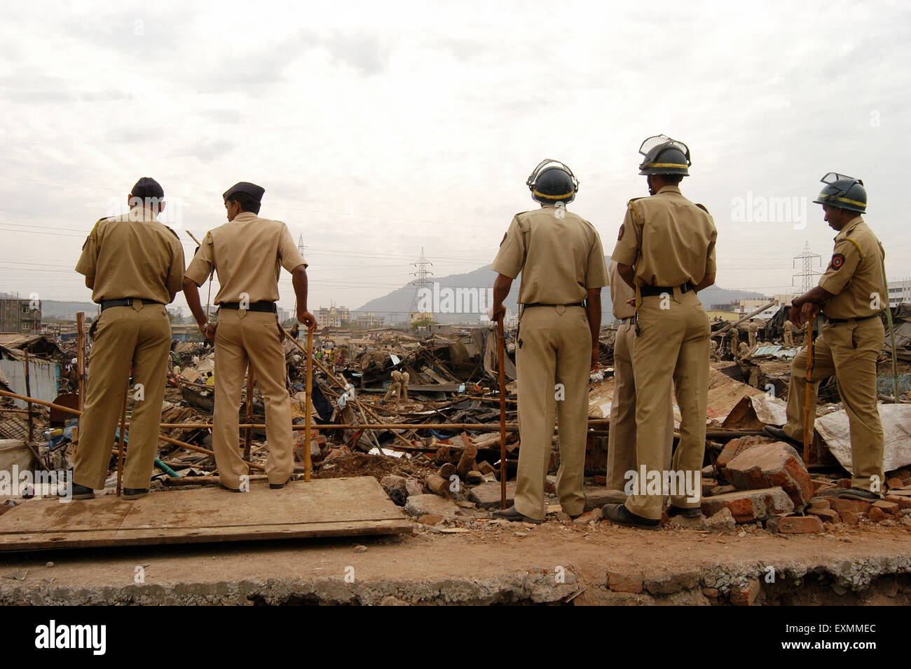La polizia poliziotti vigilare per evitare eventuali spiacevoli incidenti demolizione baraccopoli illegali Mankhurd Link Road Mumbai Foto Stock