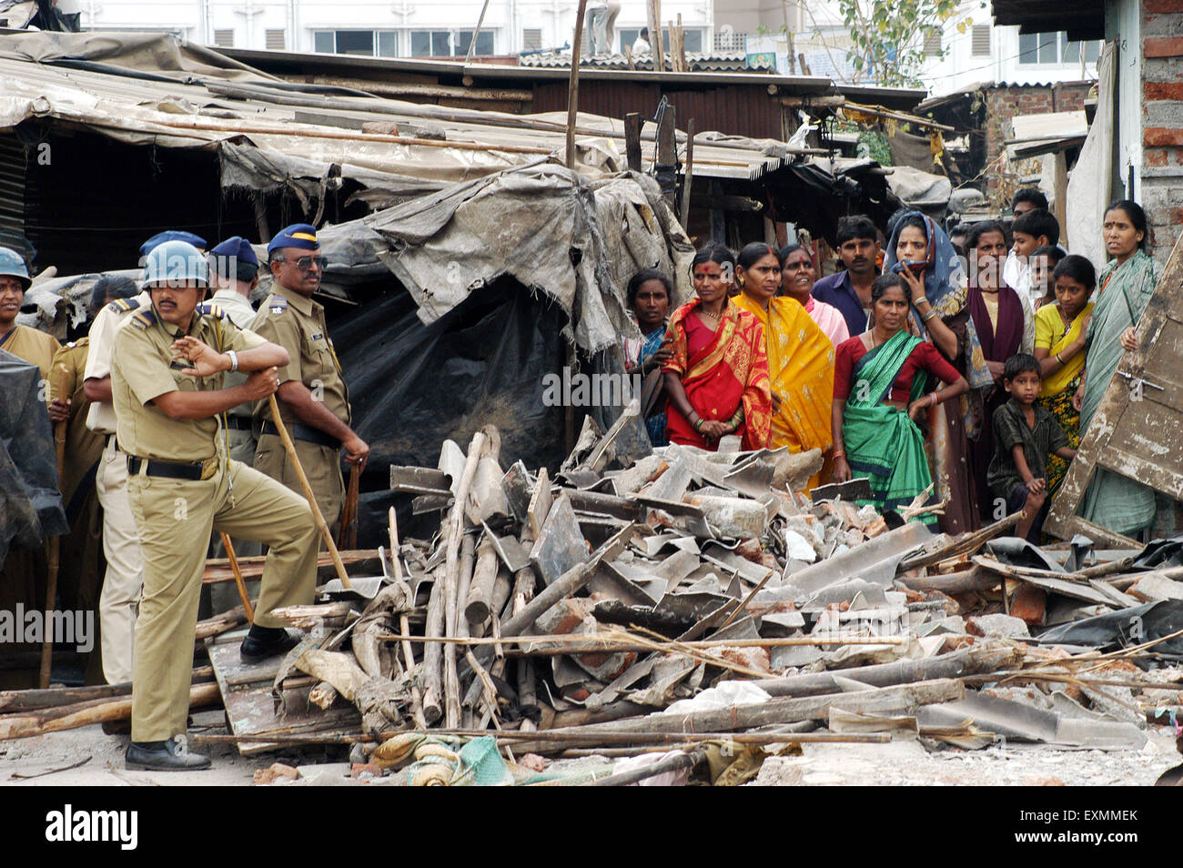 La polizia poliziotti vigilare per evitare eventuali spiacevoli incidenti demolizione delle baraccopoli illegali Mankhurd Link Road Mumbai Foto Stock