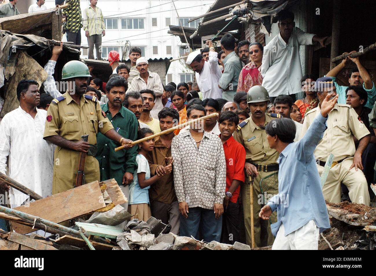 La polizia poliziotti vigilare per evitare eventuali spiacevoli incidenti demolizione baraccopoli illegali Mankhurd Link Road Mumbai Foto Stock