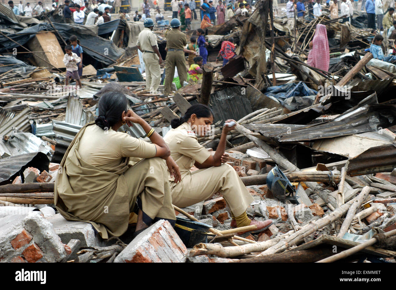 Donne polizia costables ; Slum demolito ; Mankhurd link Road ; Bombay ; Mumbai ; Maharashtra ; India ; Asia Foto Stock