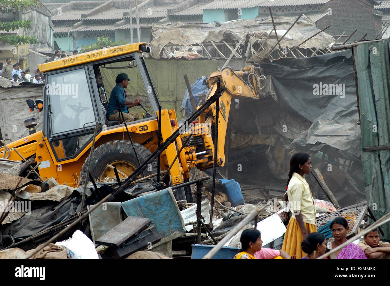 Demolizione di slum ; Mankhurd link Road ; Bombay ; Mumbai ; Maharashtra ; India ; Asia Foto Stock