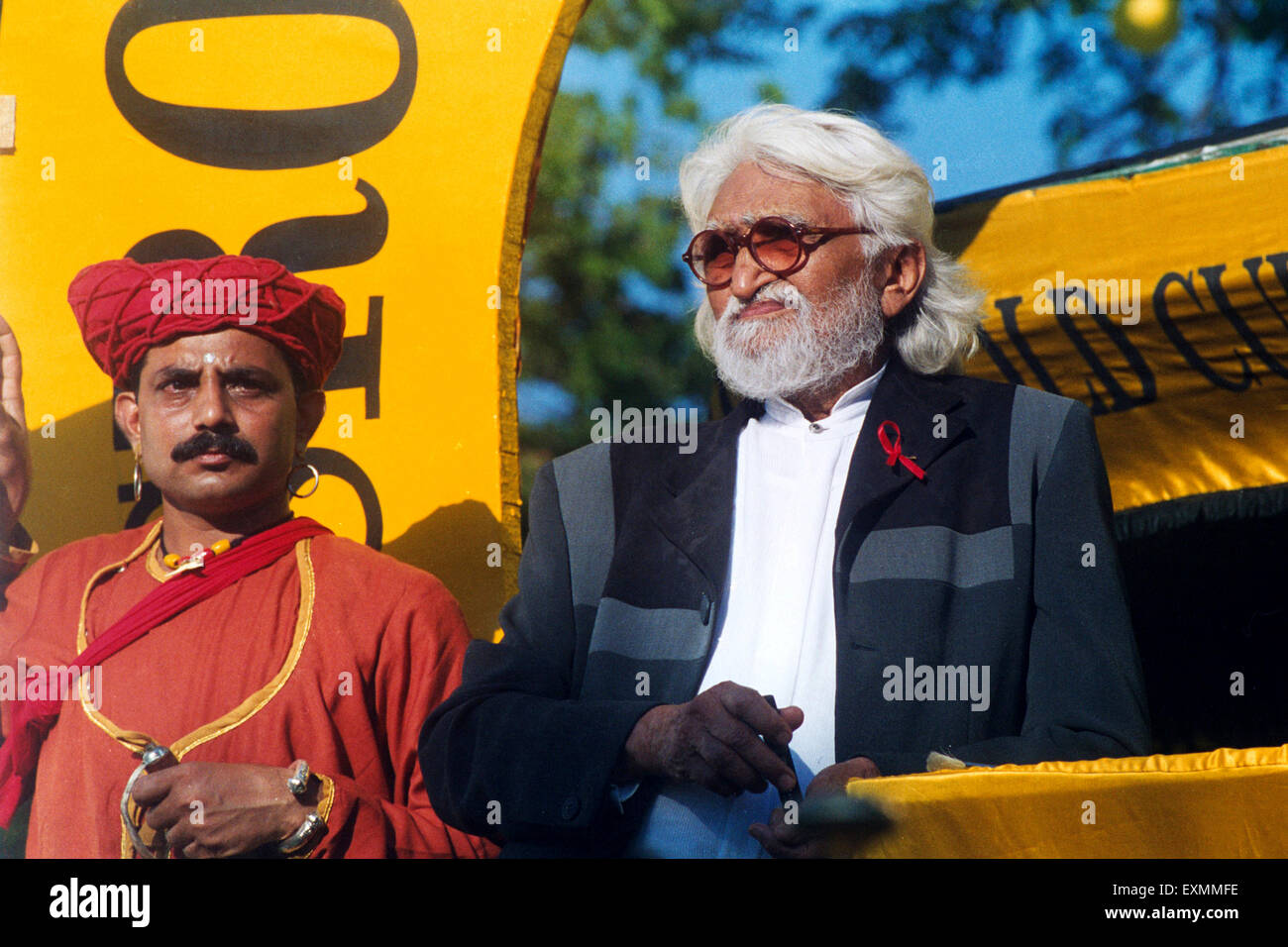 M.F. Hussain Maqbool Fida Hussain famoso pittore per AIDS campagna di sensibilizzazione a mahalaxmi race course worli mumbai india Foto Stock