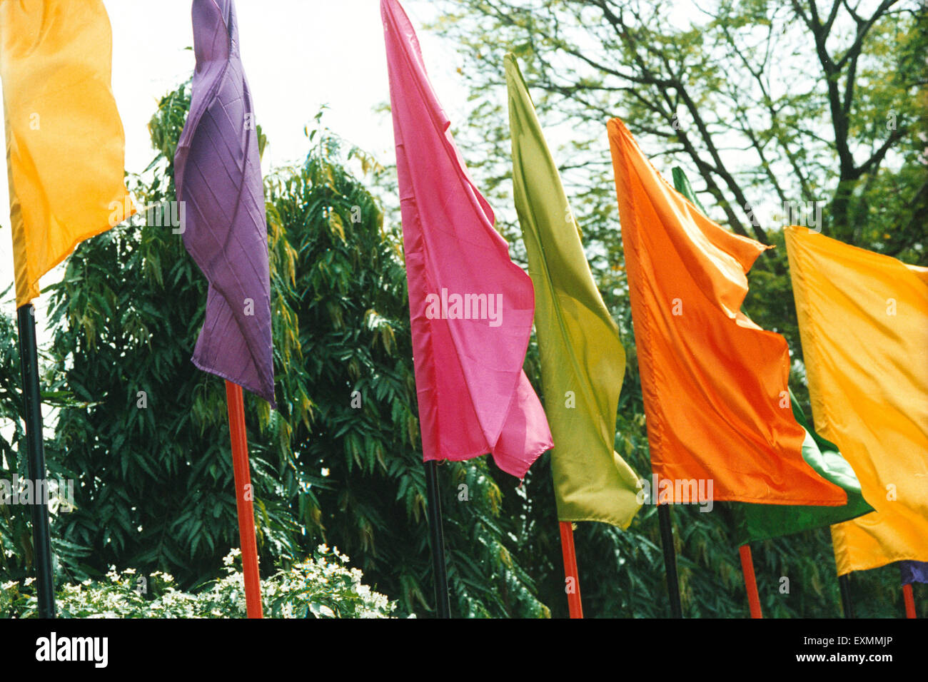 Bandiere colorate giallo viola rosa verde arancio soffocante vento brezza, Bombay, Mumbai, Maharashtra, India, Asia Foto Stock