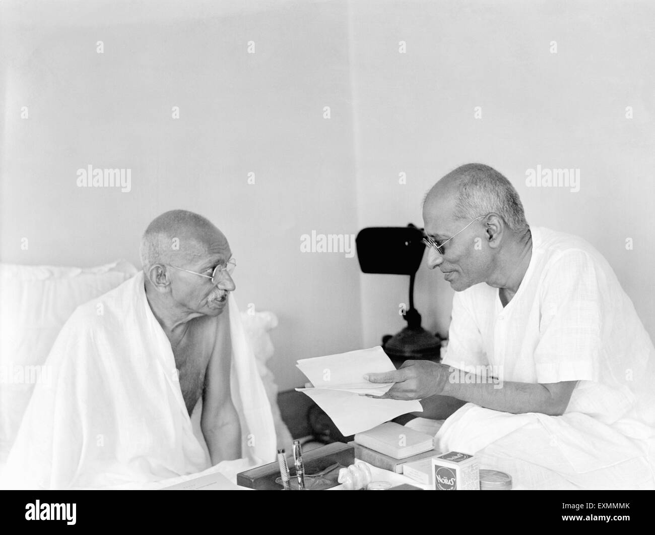 Il Mahatma Gandhi e Chakraborty Rajagopalachari durante il Gandhi Jinnah colloqui a Birla House ; Mumbai ; 1944 ; India n. MR Foto Stock