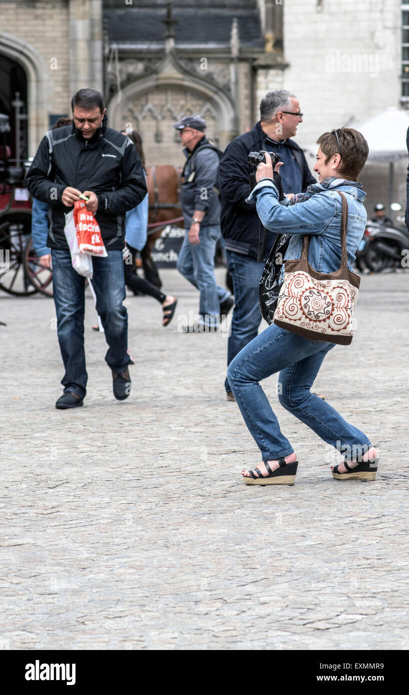 Turisti casuali in prossimità o su Piazza Dam e il Palazzo Reale nel centro della città di Amsterdam, Olanda, Paesi Bassi Foto Stock