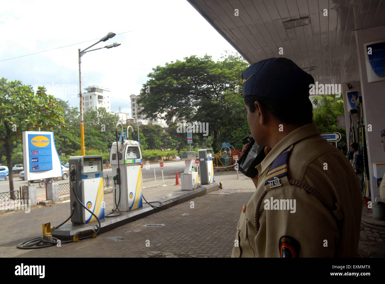 Una polizia constable vegliare a una pompa di benzina per prevenire eventuali incidenti spiacevoli come pompa di benzina proprietari andare colpire Mumbai Foto Stock