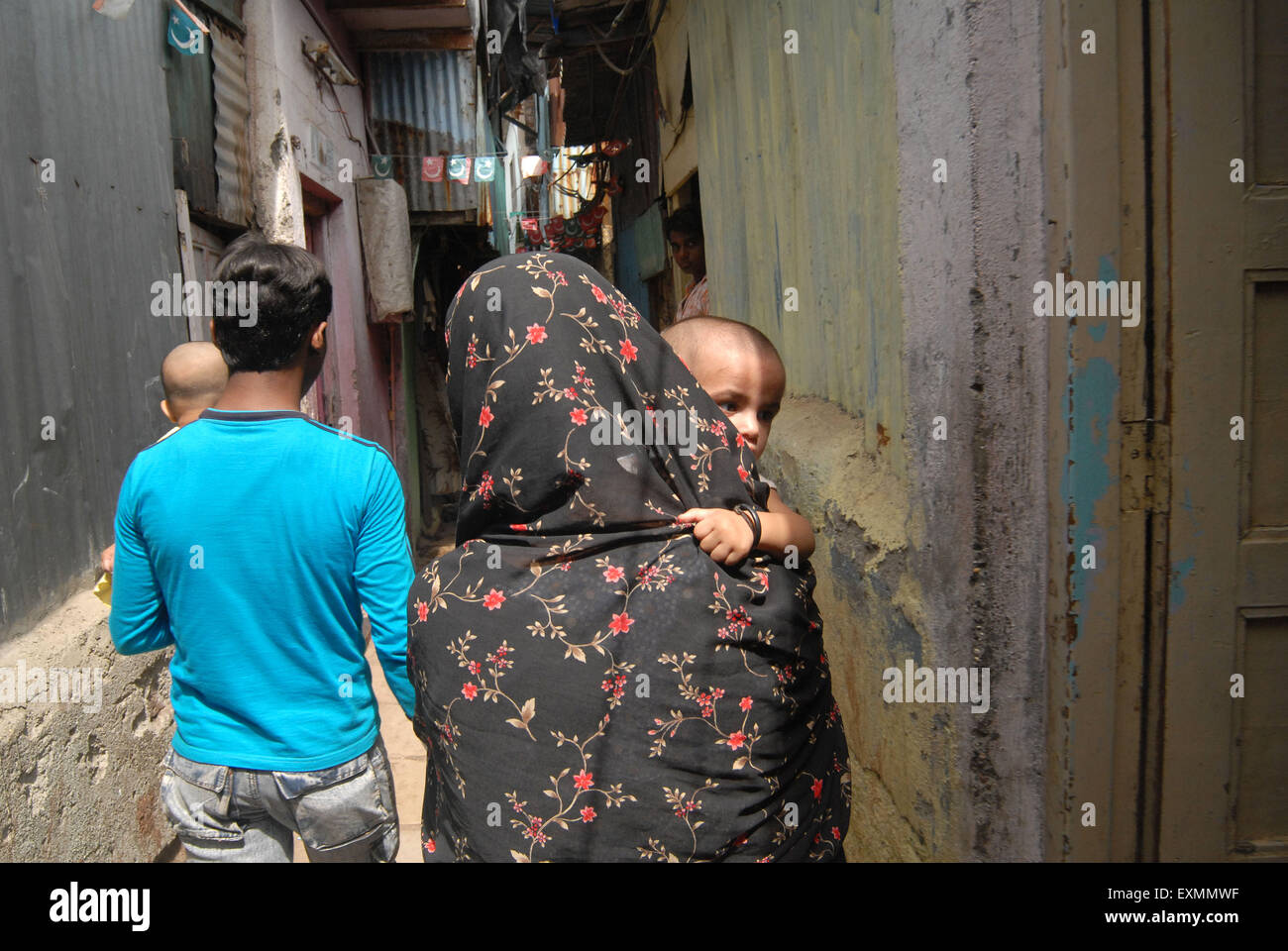Una famiglia musulmana prende i loro figli per amministrare la vaccinazione antipolio durante l'impulso di azionamento Polio Mumbai Foto Stock