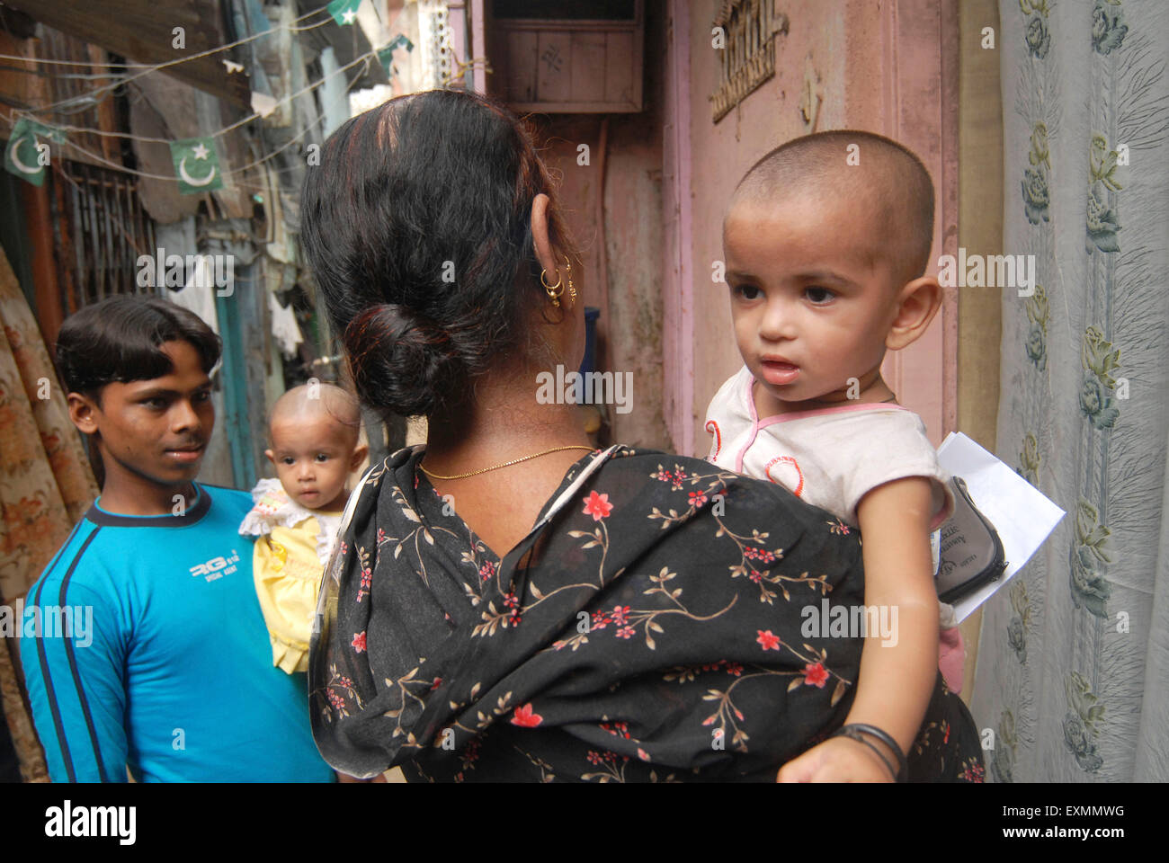 Una famiglia musulmana prende i loro figli per amministrare la vaccinazione antipolio durante l'impulso di azionamento Polio Mumbai Foto Stock