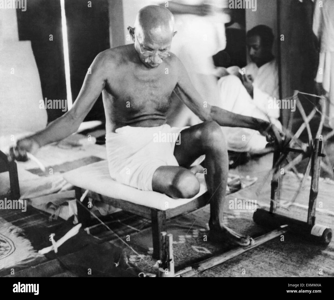 Mahatma Gandhi filatura charkha India , ottobre 1946 , vecchia immagine del 1900 Foto Stock