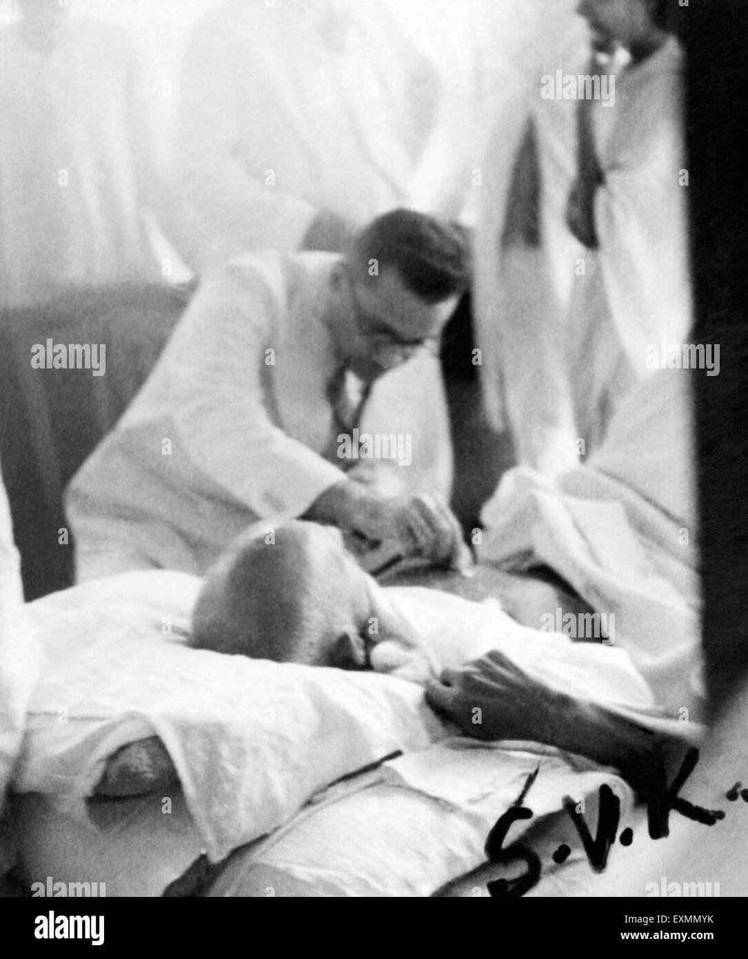 Il Mahatma Gandhi di essere esaminato dal medico india 1945 Foto Stock