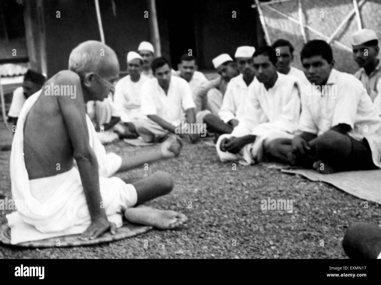 Mahatma Gandhi parlando con i lavoratori di Harijan Sevagram Ashram Nagpur India settembre 1940 vecchia foto vintage anni '1900 Foto Stock