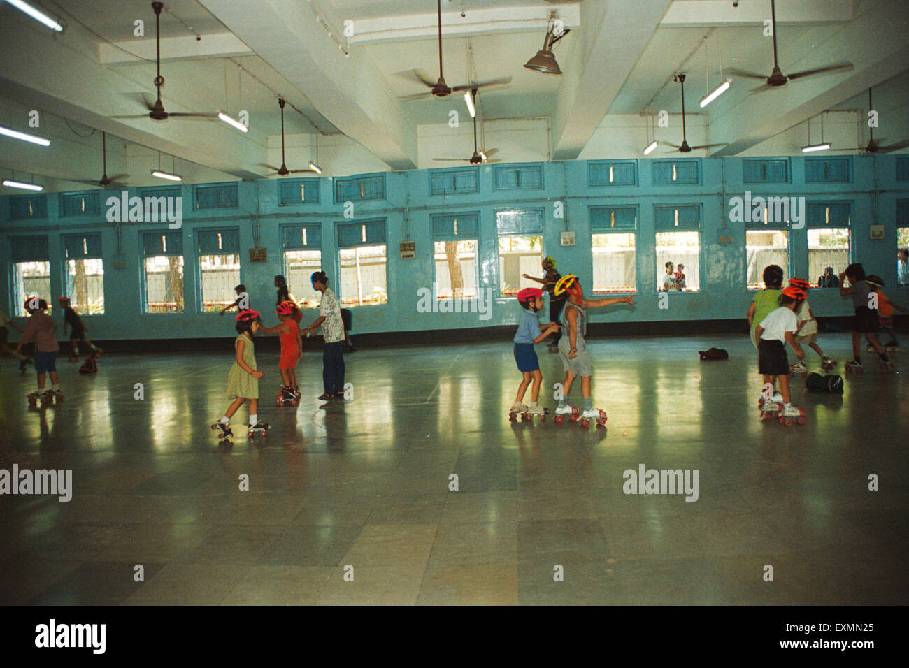 Bambini skating indoor mumbai india Foto Stock