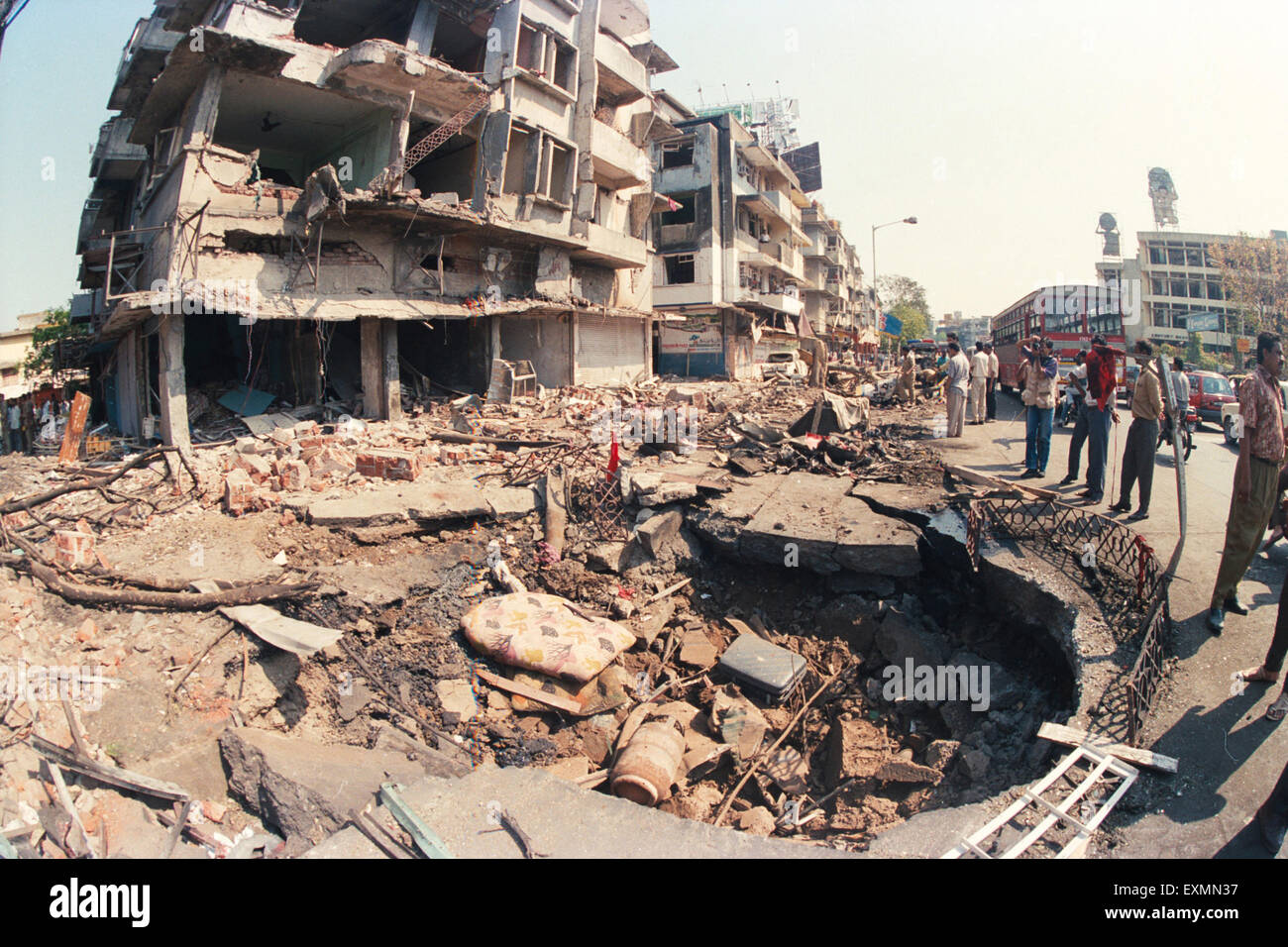 Esplosione di bomba terroristica Century Bazaar Worli 1993 Bombay Mumbai Maharashtra India 1993 Bombay Bombay Foto Stock