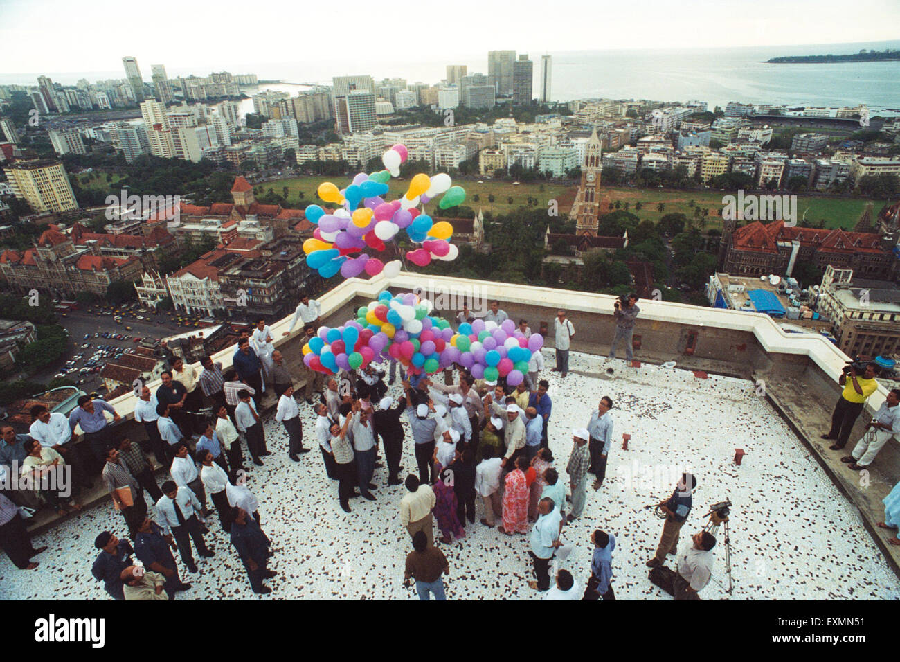 La gente celebra il rilascio di palloncini sensex va 5000 sulla terrazza della BSE Bombay Stock Exchange Bombay Mumbai India Maharashtra Foto Stock