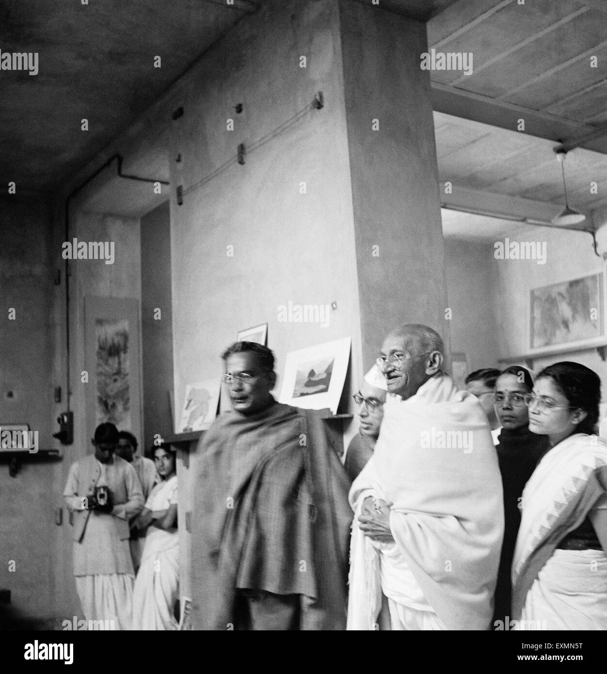 Mahatma Gandhi durante la sua visita di Shantiniketan ; 1940 ; Nandalal Bose ; Pyarelal Nayar ; Abha Gandhi ; India Foto Stock