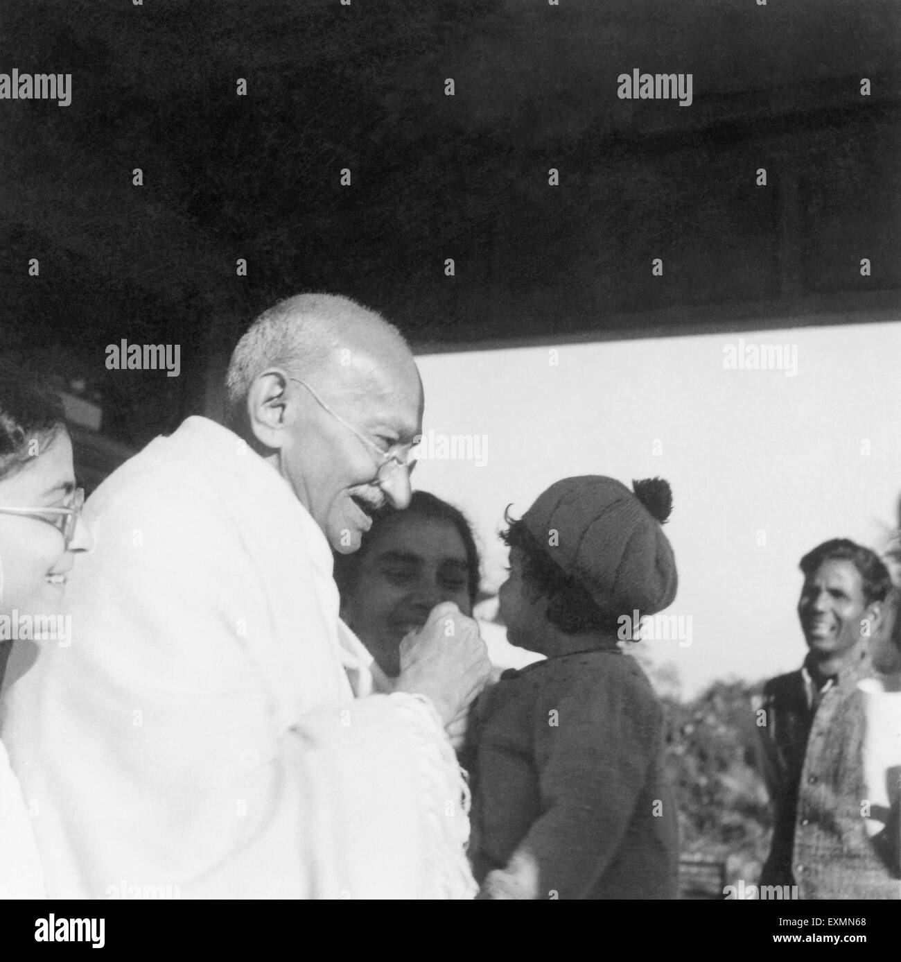 Abha Gandhi ; il Mahatma Gandhi e Sushila Nayar portando Rajiv Gandhi a Shantiniketan ; 1945 ; India n. MR Foto Stock