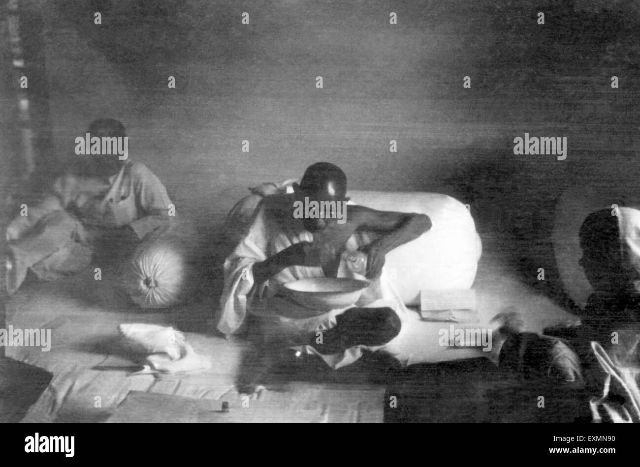 Il Mahatma Gandhi lavare la bocca dopo aver mangiato India 1942 Foto Stock