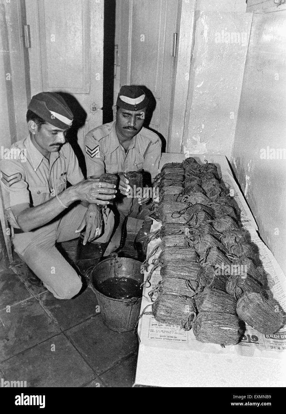 Controllo Poliziotti catturati merci di contrabbando Bombay Mumbai India Maharashtra Foto Stock